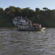 Argentinos que naufragaron en el Paraná fueron rescatados