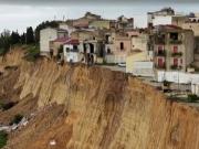 El ciclón Harry dejó a un pueblo de Sicilia al borde de un precipicio: las imágenes que recorren el mundo