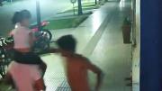 Video impactante: un padre caminaba por la calle con su hija sobre sus hombros y un hombre los derribó