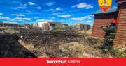 Bomberos sofocaron un incendio que amenazaba viviendas