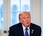 Trump dice que eleva a 25% aranceles a ciertas importaciones de bienes surcoreanos