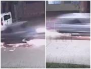 Un auto atropelló a un joven, lo dejó tirado y arrastró su moto por 600 metros en la calle