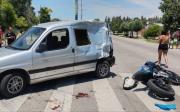 Fuerte choque en Villa Elvira: un motociclista resultó herido tras colisionar con una camioneta