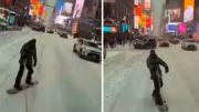 Snowboard en pleno Times Square: el insólito video que dejó la tormenta Fern en Nueva York