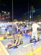 Furor entre turistas por scooters eléctricos se toma la Avenida del Mar