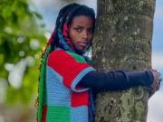 Por amor al planeta abrazó un árbol durante 72 horas seguidas