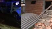 Un patrullero perdió el control en plena persecución y terminó incrustado en una casa
