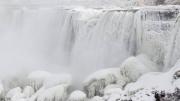 Las impresionantes imágenes de las Cataratas del Niágara congeladas parcialmente tras ola de frío histórica