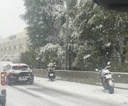 Madrid cierra colegios, carreteras y trenes por una nevada inusual bajo alerta amarilla