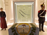 Milei restituirá la custodia del sable de San Martín a los Granaderos
