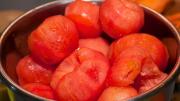 El truco casero para pelar los tomates y aprovechar toda la pulpa