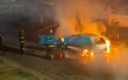 Un incendio de auto despertó a los vecinos en Tolosa