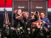 La Patagonia se quema y el Presidente de joda: duras críticas a Milei por cantar con Fátima Flórez mientras avanzan los incendios forestales