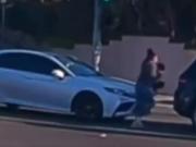 Un bebé se cayó de una camioneta en movimiento y se salvó de milagro: detuvieron a la madre