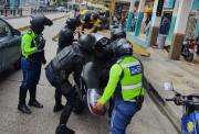 Agreden a agentes de control durante operativo en la Bahía, en Guayaquil