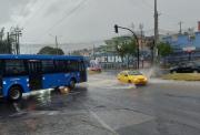 Lluvias colapsan la av. Occidental y provocan fuerte congestión vehicular