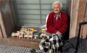 La historia de María Inés: tiene 89 años, fue traductora y profesora de inglés y vende artesanías en la calle para subsistir