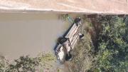 Auto despistó y cayó de un puente en Rivera: quedó sumergido y un hombre de 86 años murió
