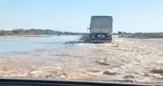 El límite entre San Juan y Mendoza, cubierto por agua: el video que muestra las inundaciones en Ruta 40