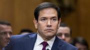 Tensión en EEUU: El afiche sobre Venezuela que mostró un 'manifestante' contra Marco Rubio en pleno Senado