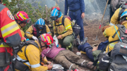 Bomberos cordobeses rescataron a dos personas en medio del combate del fuego en Chubut