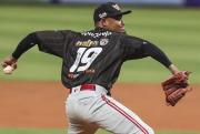 ¡Apagafuegos! Adrián Almeida se crece en su debut con Magallanes