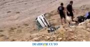 Una familia que regresaba de Chile volcó su auto a un precipicio en el Paso de Agua Negra