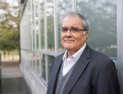 Eduardo Valenzuela analiza la desafiliación religiosa en Chile y los cambios en la fe