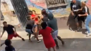 ¡Con cuchillos y palos! Familias protagonizan violenta gresca en el 'Pasaje de la salsa' del Callao (VIDEO)
