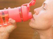 Qué cantidad de agua hay que tomar en verano