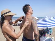 Los rituales del sol: con los rayos UV muy altos, en la playa cada uno elige el suyo