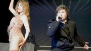 Milei lo hizo de nuevo: se subió al escenario con su expareja y cantó cual rockstar