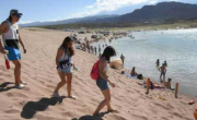 Agua turquesa, montaña y acceso libre: la playa escondida a sólo 50 minutos de Mendoza