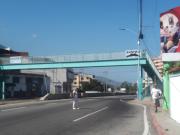 ¡Pasan por debajo de la pasarela!