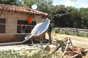 Tractocamión choca contra una vivienda en Limpio y techo cae sobre una niña
