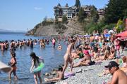 Los lagos fueron el refugio para el intenso calor que se vivió en Bariloche