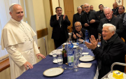 Papa León XIV visitó de sorpresa a los obispos peruanos en Roma, Italia