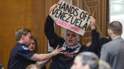Un manifestante sorprendió a Marco Rubio en el Senado de Estados Unidos: “Quita tus manos de Venezuela”