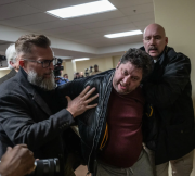 Acusan de agresión a hombre que roció vinagre con una inyectadora a la Representante Ilhan Omar