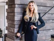 Acusan a un CEO de ofrecerle 3,5 millones de dólares a una empleada para que deje a su esposo: la millonaria demanda del exmarido que descubrió los mensajes