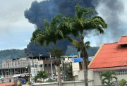 Incendio en la Refinería de Esmeraldas obliga a evacuar barrios y escuelas cercanas