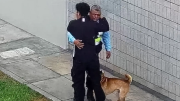 ¡Conmovedora reacción! Joven abraza a sereno que encontró a su perrito perdido (VIDEO)