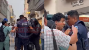 ¡Abusivos! Fiscalizadores desalojan y arrebatan parlante a cantante con discapacidad visual (VIDEO)