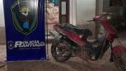 Recuperaron una moto robada oculta en una zona montuosa