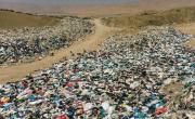 Preocupa el impacto ambiental que genera la ropa usada en el Desierto de Atacama