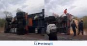 Volcó un camión en Caucete: largas demoras entre Bermejo y Marayes