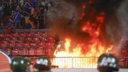 La barra de Universidad de Chile volvió a ser protagonista de un hecho vandálico: esta vez prendieron fuego el estadio en medio de un partido, mirá el video
