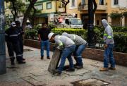 Humo en caja eléctrica alarmó a comerciantes y peatones en el centro de Guayaquil