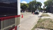 Ómnibus atropelló a un adolescente que se cruzó por delante en bici y lo dejó grave en Malvín