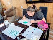 Sindempart: joven con síndrome de Down crea piezas únicas junto a su madre